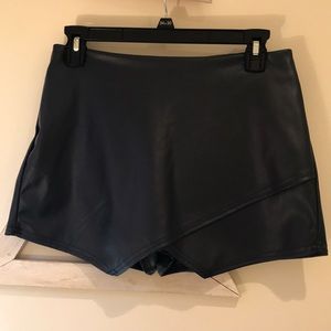 (NWOT) Navy faux-leather envelope skort